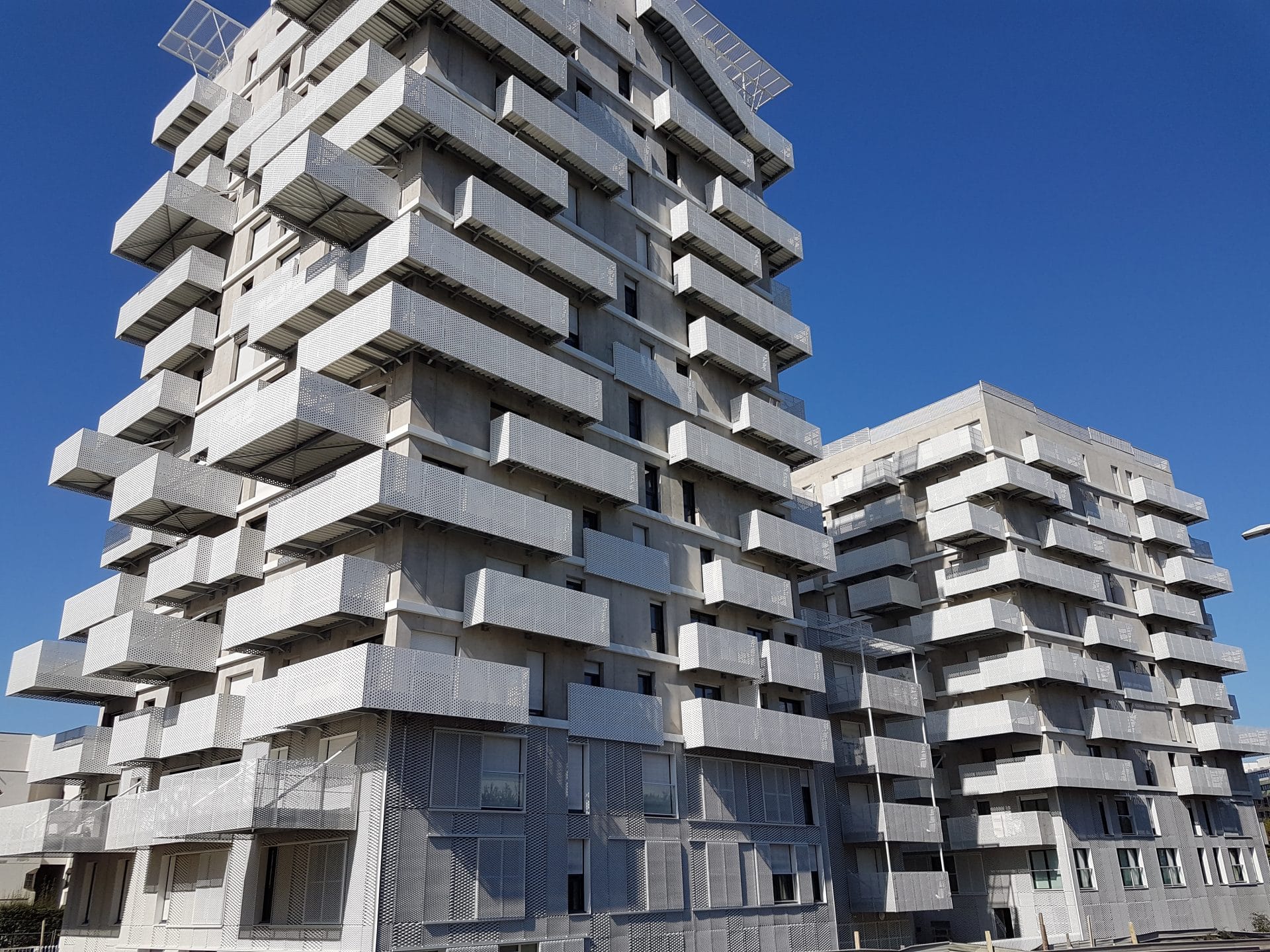 Chantier programme Altana Nanterre, 154 balcons métal rapportés sur façade béton neuve avec bac collaborant laqué. Pose jusqu’au R+15