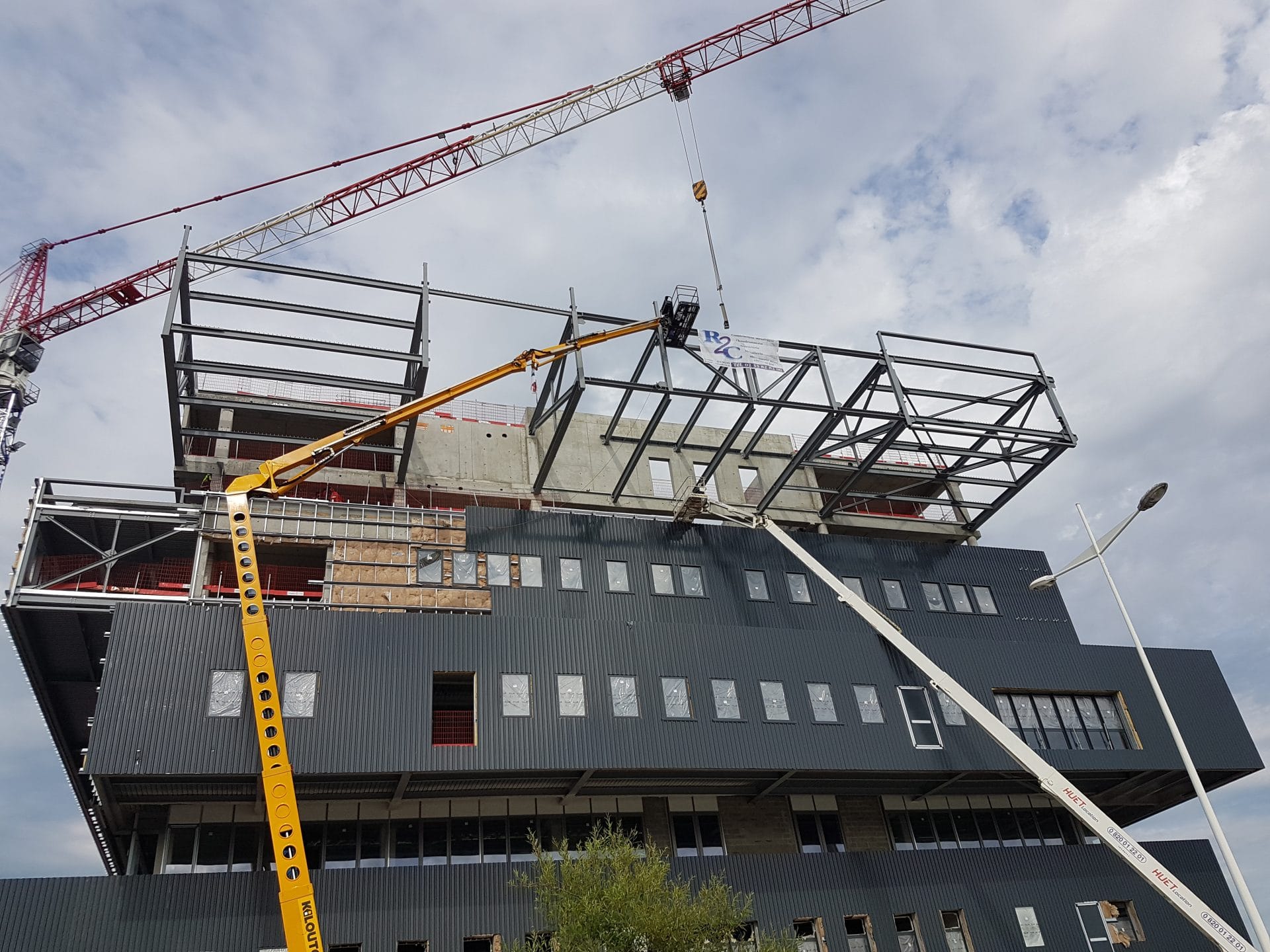 EMN au Havre 300 tonnes de structure rapportée contre façade béton avec 4200m² de plancher collaborant mixte avec goujons